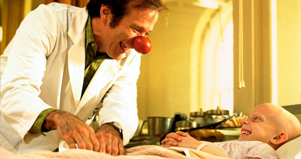 Humanizar para curar: o legado de “Patch Adams” e a medicina com afeto
